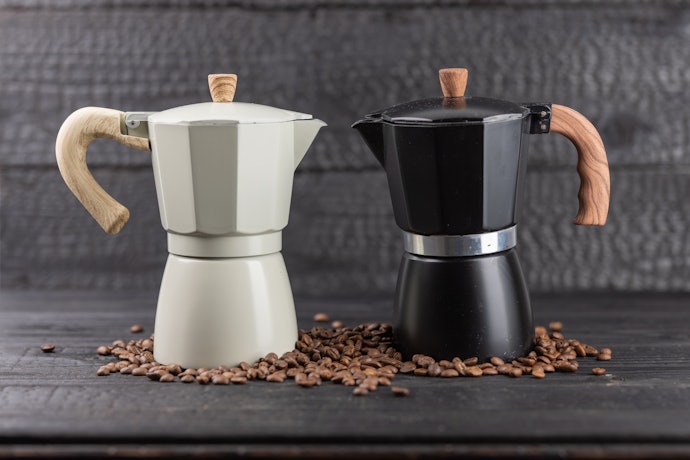 Mau membuat espresso? Dapatkan teko kopi espresso atau moka pot