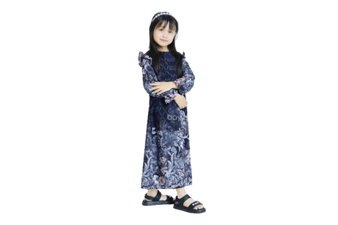 Cari baju kondangan seperti gaun beraksen layer atau dress batik untuk anak perempuan usia 10-12 tahun