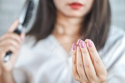 Untuk permasalahan kerontokan rambut, ketahui dahulu penyebabnya agar tidak makin salah memilih shampoo organik