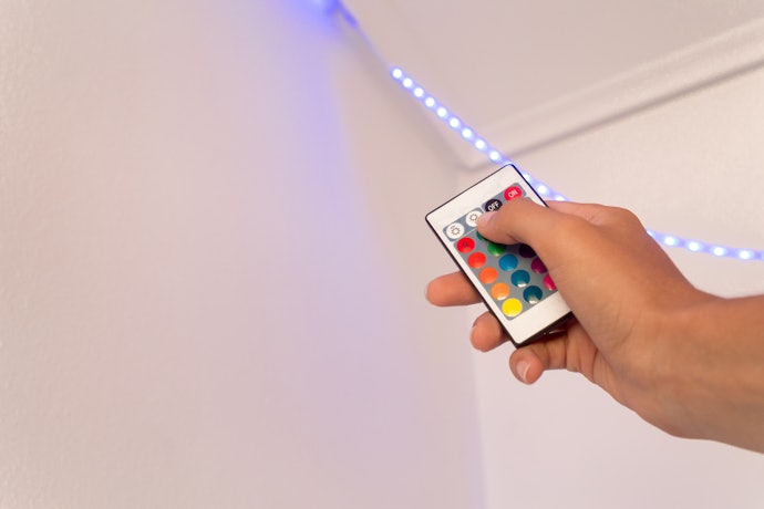 Untuk kepraktisan, cek juga cara kontrol warna dan ambience lampu