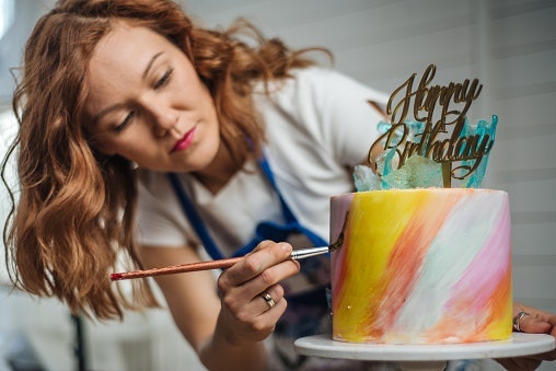 Pilih cake topper angka atau tulisan untuk kesan simpel dan menampilkan pesan tersurat