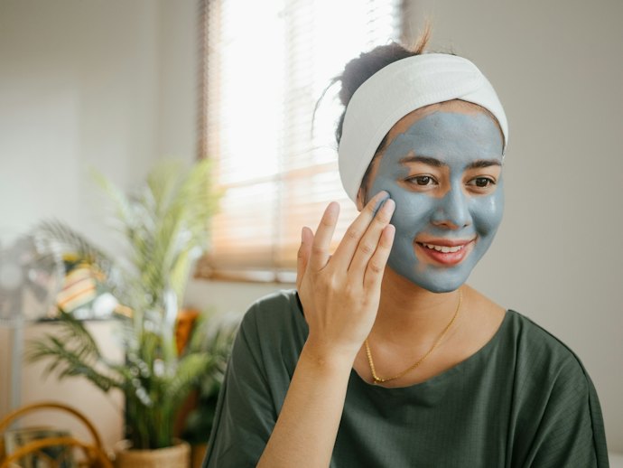Jika kulit Anda disertai sensitif, hindari masker dengan kandungan alkohol dan parfum