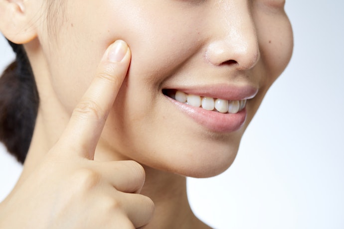 Cari yang dilengkapi pelembap ringan, seperti glycerin atau hyaluronic acid