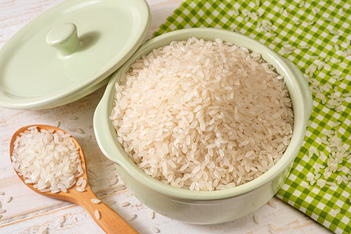 Jika Anda ingin yang rasanya enak dan familier di lidah orang Indonesia, cari baekmi (white rice)
