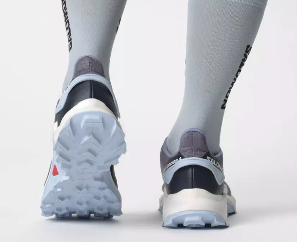 Utamakan sepatu dengan bobot 250-350 gram dan midsole drop 5-7 mm