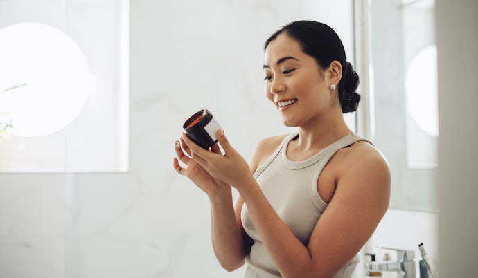 Untuk efek melembapkan, cari produk dengan nama "sunscreen moisturizer" atau yang diberi label "melembapkan" atau "hydrating"