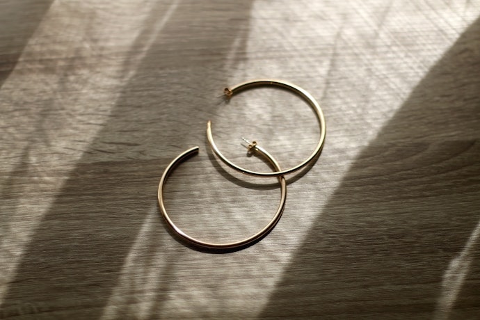 Untuk gaya kasual hijaber yang chic, cek model anting hijab segitiga, bunga, dan anting hijab bulat