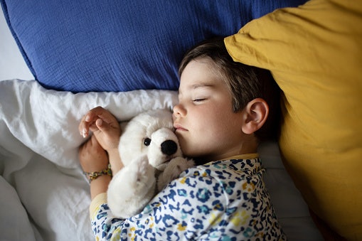Sesuaikan dengan kebiasaan tidur anak, cek tempat tidur dengan rail apabila anak banyak bergerak