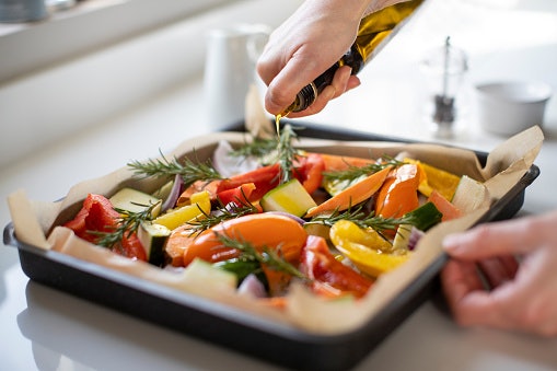 Periksa bagian aksesori, seperti basket, tray, dan jumlah lapisan kaca, supaya oven air fryer lebih nyaman dan aman digunakan