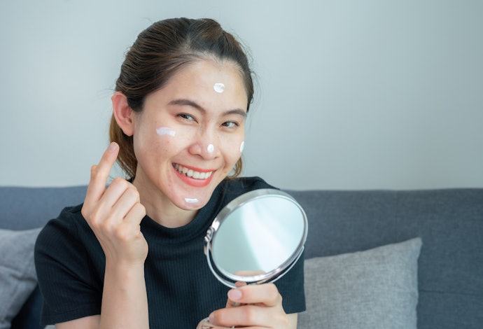 Jika Anda memiliki keluhan jerawat, prioritaskan produk yang mengandung bahan antibakteri, seperti tea tree extract atau niacinamide