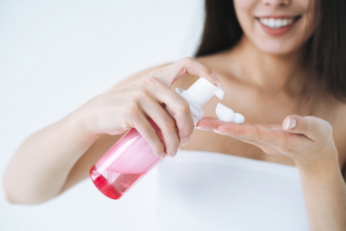 Untuk menjaga skin barrier, utamakan facial wash lokal dengan pH 4,7-5,7