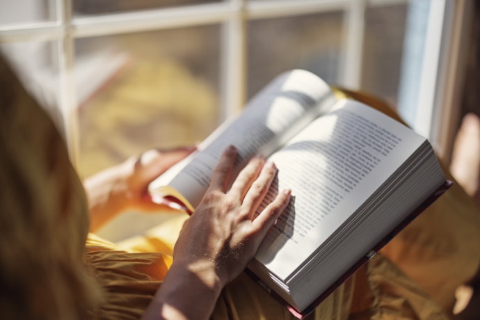 Periksa format buku dan jumlah halaman untuk tahu novel persahabatan tersebut panjang atau pendek