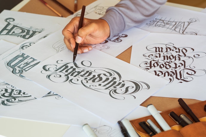Untuk menciptakan garis yang bervariasi dan efek shading halus saat lettering, utamakan brush pen dengan ujung lembut