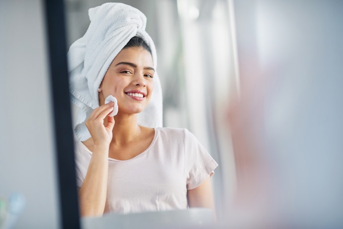 Untuk Anda yang punya masalah noda jerawat dan flek hitam, utamakan exfoliating toner yang mengandung AHA dan brightening agent seperti alpha arbutin atau niacinamide