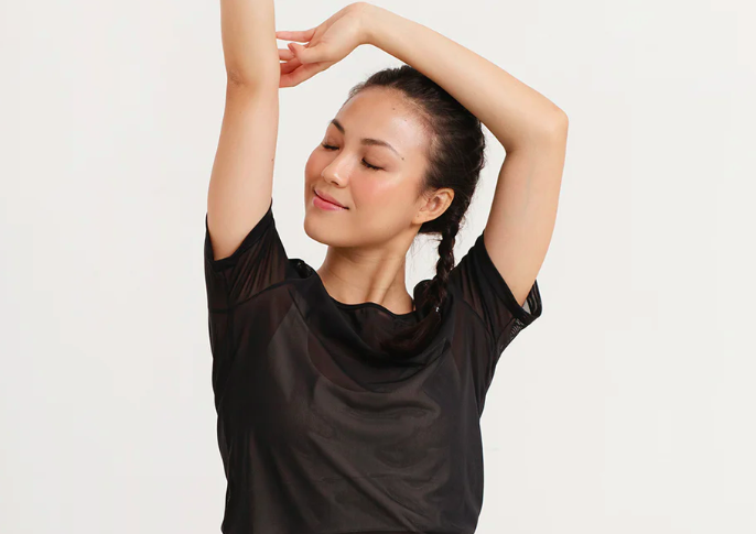 Supaya lebih adem, pertimbangkan baju senam dengan model lengan pendek atau tanpa lengan