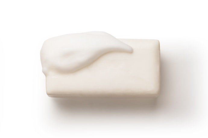 Utamakan memilih sabun batang dengan kandungan pelembap, seperti glycerin, hyaluronic acid, ceramide, atau plant oils