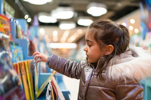 Untuk ditempatkan di kamar anak, belikan rak yang desainnya menarik