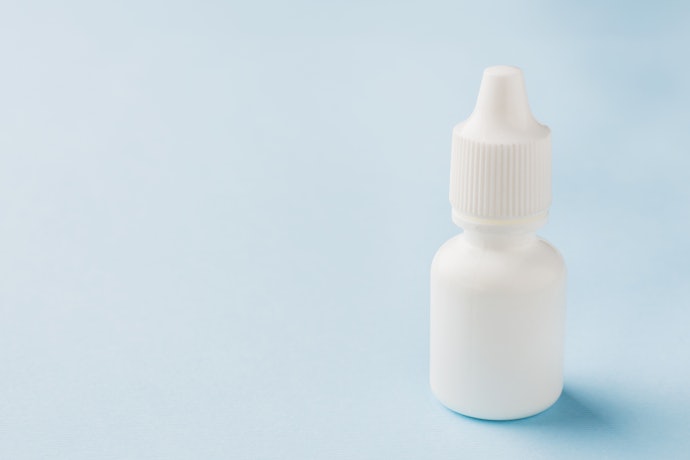 Jika Anda sering bepergian atau masih pemula, pilihlah tetes mata softlens ukuran kecil