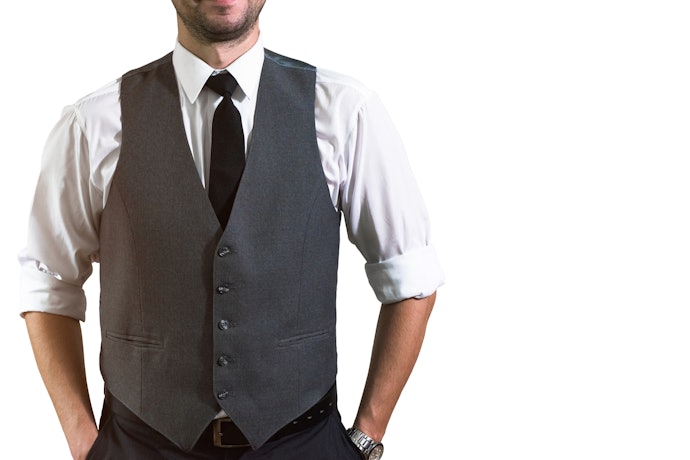 Jika ingin tampil maskulin sekaligus stylish saat acara formal, pilih suit vest