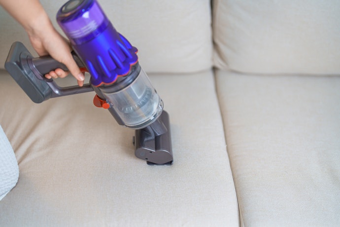 Jika ingin yang lebih praktis untuk bersih-bersih, pertimbangkan vacuum cleaner kasur yang cordless