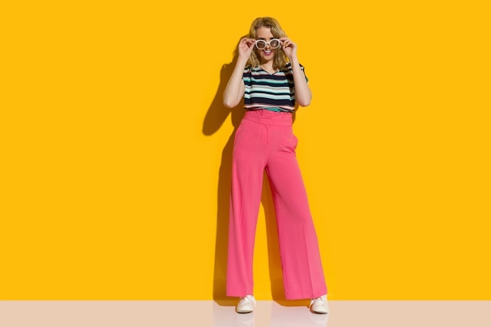 Cek model yang lagi trend, seperti kulot high waist, jeans high waist longgar, dan celana high waist Korea