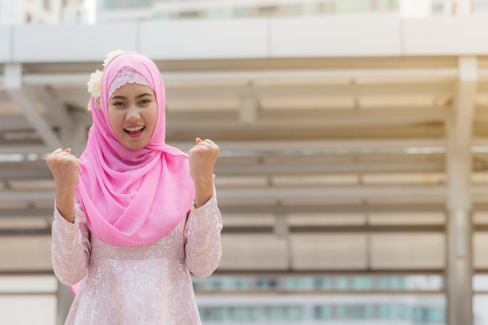 Utamakan yang panjangnya menutup bokong dan longgar untuk tampilan syar'i