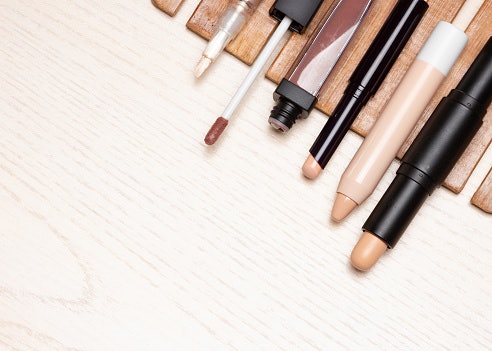 Bila bintik merupakan flek hitam bekas jerawat yang ukurannya kecil, gunakanlah concealer bentuk pensil