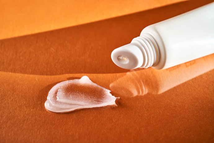 Utamakan lip mask tipe krim agar dapat menempel lebih lama di permukaan bibir