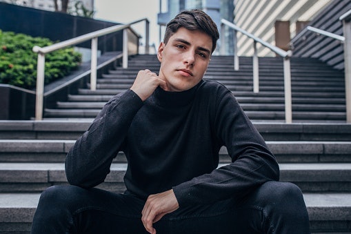 Wol, kasmir, sutra, atau katun? Pilih bahan wol untuk turtleneck yang tahan lama