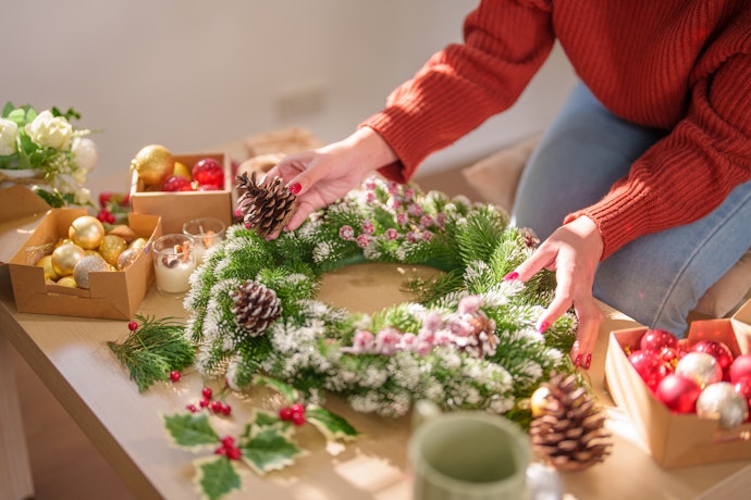 Jika ingin lebih praktis, pilih set dekorasi Natal
