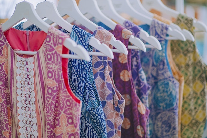 Untuk tampil kasual kekinian, cari atasan batik model crop top dan sleeveless yang bisa dipadukan dengan berbagai bawahan