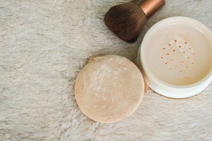 Cari blotting powder dengan shade transparan, seperti SASC Flawless Miracle Powder dan Teratu Beauty Translucent Loose Powder agar tidak merusak riasan