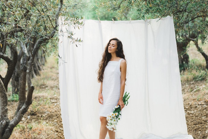 Supaya lebih adem saat dipakai seharian, gunakanlah slip dress berbahan linen dan katun