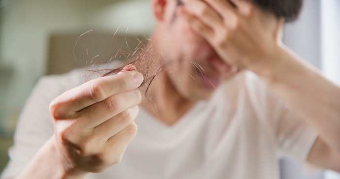 Bila mengalami kerontokan dan penipisan rambut, pilih sampo yang sesuai dengan jenis kulit kepala Anda