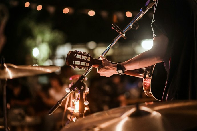 Agar nongkrong lebih asyik, pilih cafe dengan live music dan buka 24 jam seperti Silol Kopi & Eatery atau Loko Coffee Shop