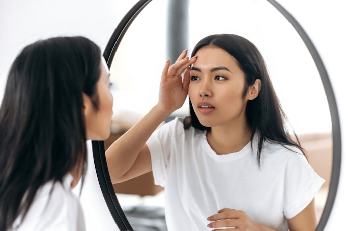 Bagi pemilik kulit kombinasi yang cenderung kering, pertimbangkan essence yang kaya bahan pelembap seperti glycerin dan hyaluronic acid