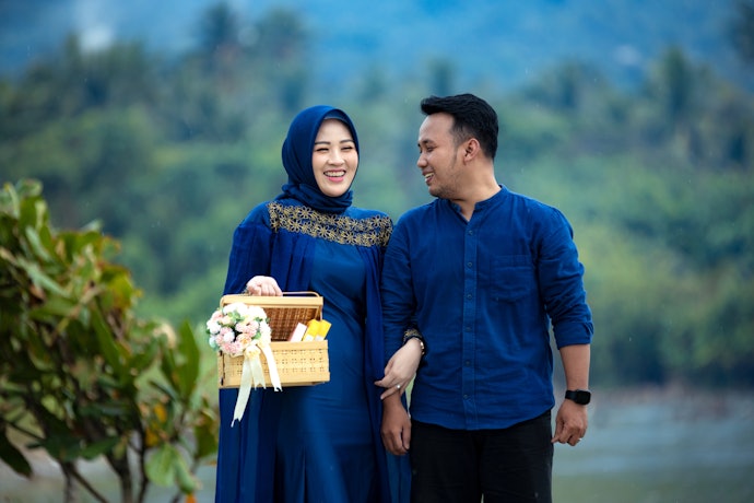 Agar tampak serasi, pilih baju lamaran couple yang warnanya senada dengan pasangan