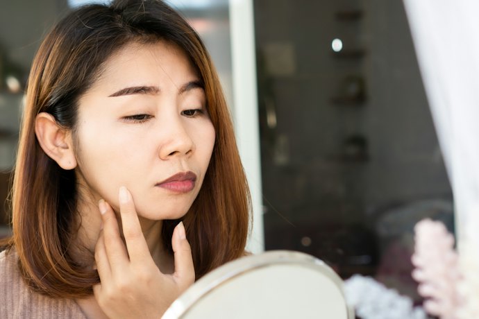 Bila bibir kering kamu disertai dengan warna hitam, pastikan lip tint mengandung bahan pencerah, seperti niacinamide atau vitamin C