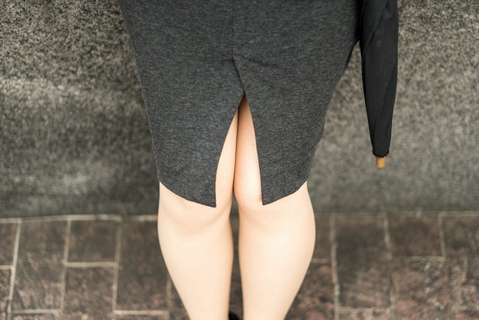 Pilihlah rok yang memiliki belahan agar lebih mudah bergerak