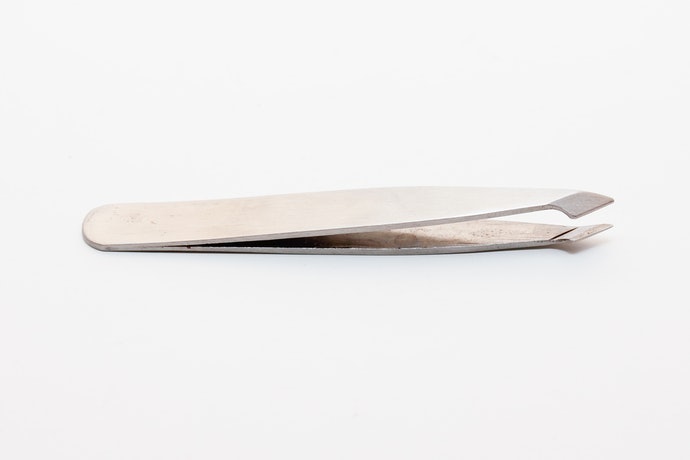 Gunakan slanted tweezer untuk mencabut rambut satu per satu, seperti di area alis, jenggot, dan ketiak