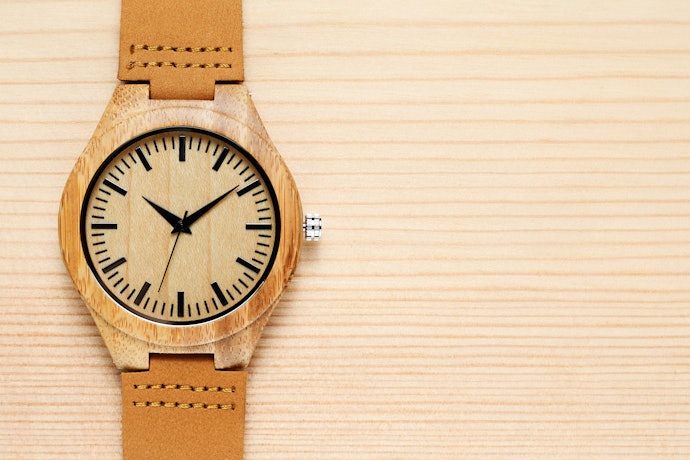 Utamakan jam tangan kayu dengan quartz movement produksi Jepang atau Swiss agar lebih akurat dalam menginformasikan waktu