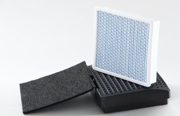 Untuk mengatasi bau kurang sedap di mobil, gunakan air purifier dengan filter karbon aktif dan ion generator