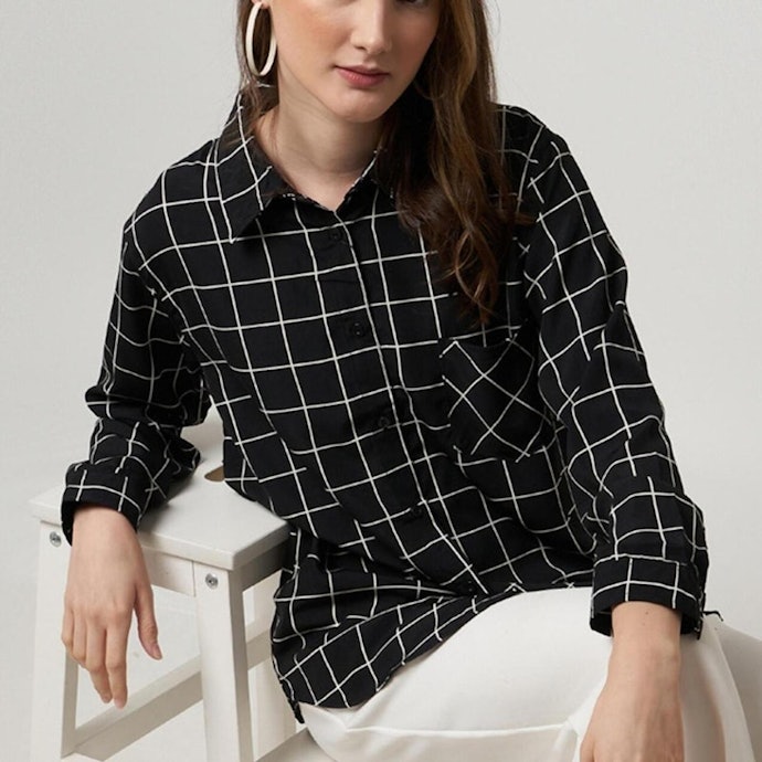Untuk outfit kantor, cari kemeja kotak-kotak lengan panjang warna hitam putih, misalnya motif houndstooth