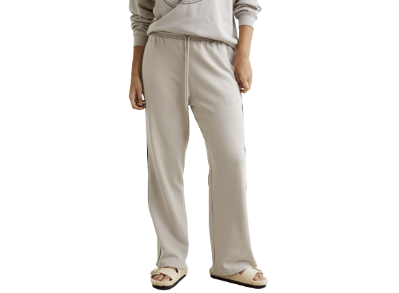 Pertimbangkan sweatpants oversize atau model wide leg pants untuk wanita berhijab