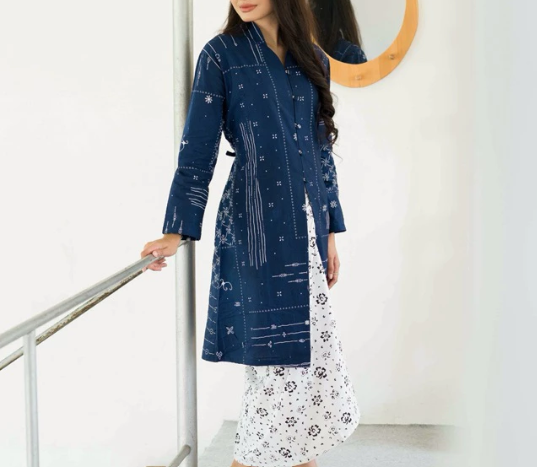 Untuk muslimah berhijab, cari model batik kerja panjang seperti gamis dan setelan tunik