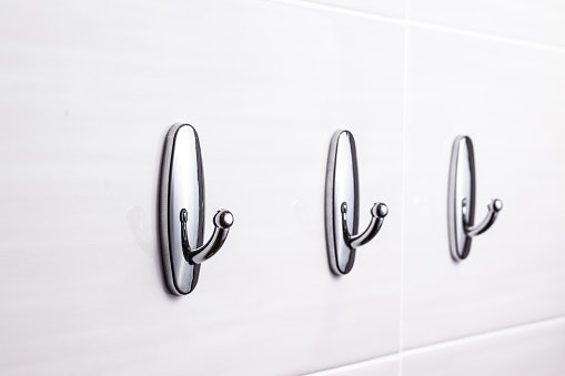 Utamakan gantungan dari besi atau stainless steel untuk menggantung benda berat