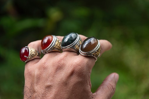 Pilih yang sepaket dengan cincin agar bisa langsung dipakai