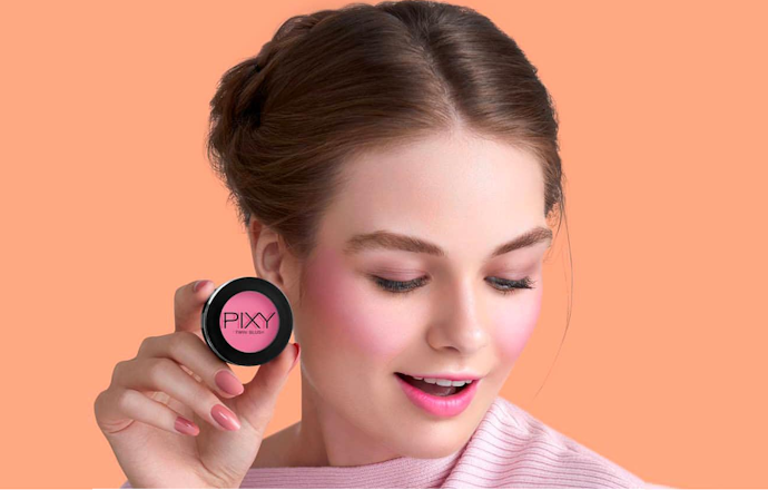 Utamakan produk makeup yang dilengkapi kandungan pelembap