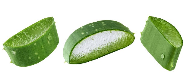 Untuk kulit berjerawat dan sensitif yang bersifat temporer, istirahatkan kulit dengan kandungan essence yang kaya bahan pelembap seperti hyaluronic acid dan Aloe vera