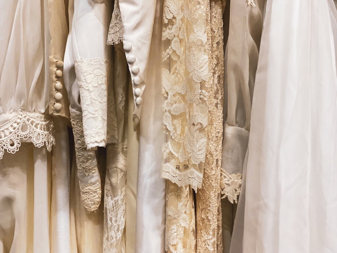 Kenakan tunik brokat atau kebaya tunik batik yang simple, mewah, dan tidak banyak aksen untuk pesta
